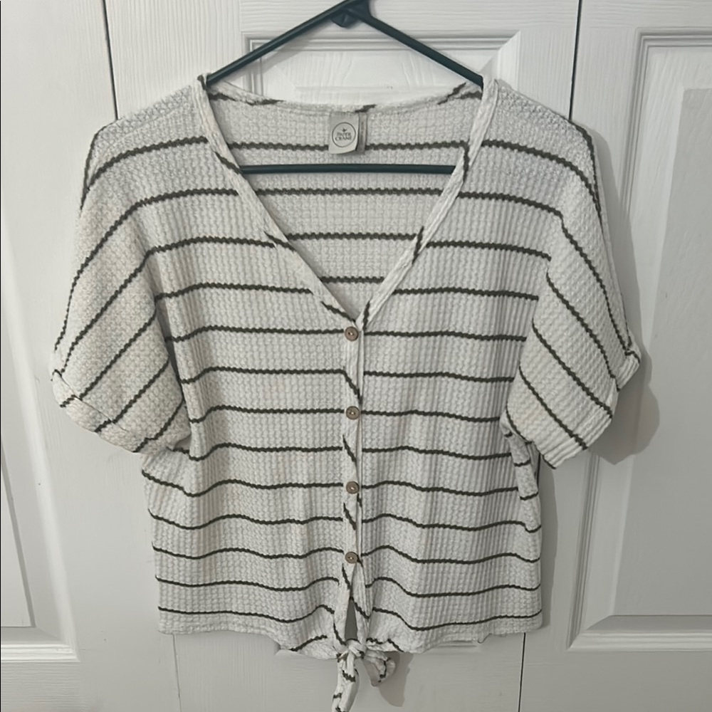 medium. cropped t-shirt.